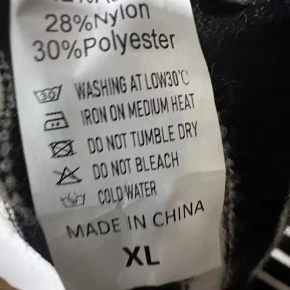 Black and White Striped Women's Sweater （L/XL） - Picture 14 of 16